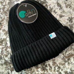 Women’s black beanie NWT